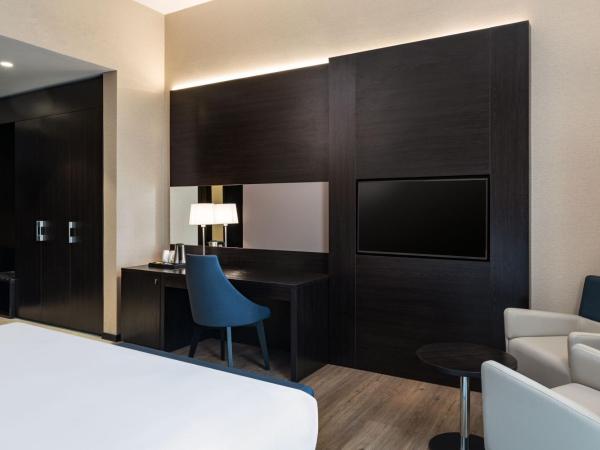 Four Points by Sheraton Production City, Dubai : photo 3 de la chambre classic king bed, (comp. shuttle to dmcc metro, marina mall & jbr, 20% off on f&b outlet)