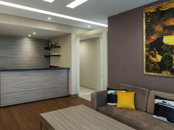 Four Points by Sheraton Production City, Dubai : photo 1 de la chambre suite room, (20% discount on f&b outlet, a bottle of selected beverage)