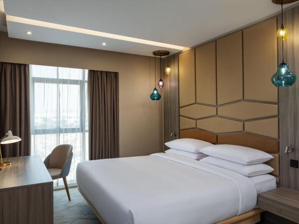 Four Points by Sheraton Production City, Dubai : photo 3 de la chambre suite room, (20% discount on f&b outlet, a bottle of selected beverage)