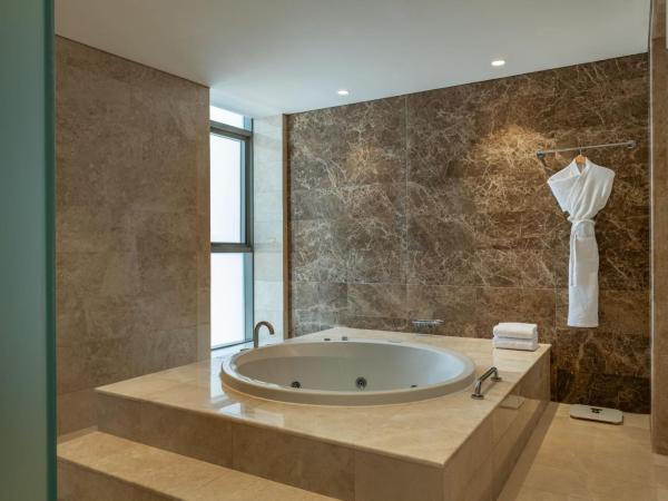 Four Points by Sheraton Production City, Dubai : photo 5 de la chambre premium suite, (20% discount on f&b outlet, a bottle of selected beverage)