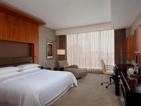 Sheraton Grand Bangalore Hotel at Brigade Gateway : photo 1 de la chambre premier deluxe, guest room, 1 king, city view