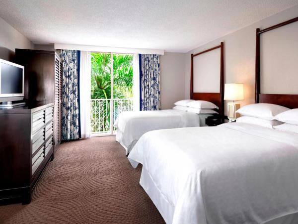Sheraton Suites Fort Lauderdale at Cypress Creek : photo 6 de la chambre suite avec 2 lits doubles et canapé-lit
