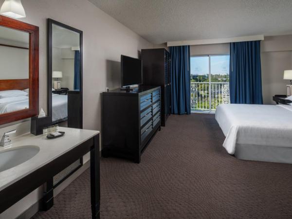 Sheraton Suites Fort Lauderdale at Cypress Creek : photo 4 de la chambre suite lit king-size et canapé-lit