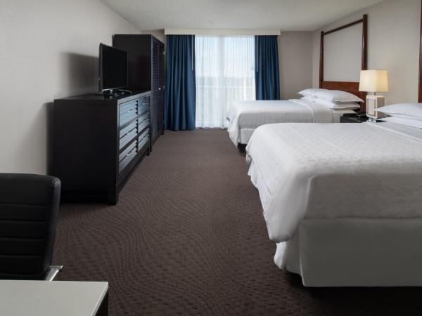 Sheraton Suites Fort Lauderdale at Cypress Creek : photo 2 de la chambre suite avec 2 lits doubles et canapé-lit