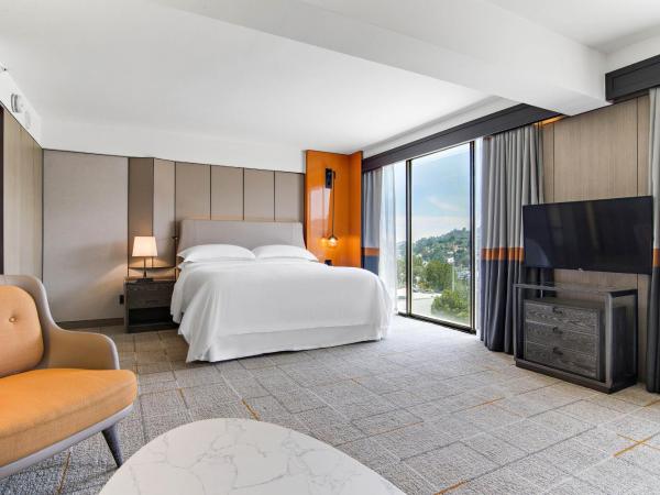 Sheraton Universal : photo 6 de la chambre suite lit king-size organisateur