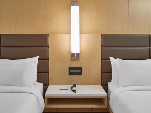 AC Hotel by Marriott Orlando Lake Buena Vista : photo 6 de la chambre chambre lit queen-size - vue sur ville