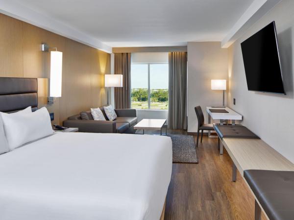 AC Hotel by Marriott Orlando Lake Buena Vista : photo 3 de la chambre chambre lit king-size avec canapé-lit - vue sur ville