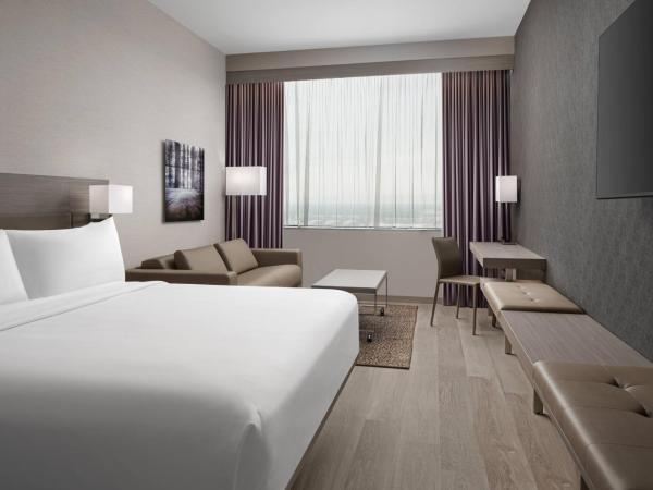 AC Hotel by Marriott Orlando Downtown : photo 1 de la chambre chambre lit king-size avec canapé-lit - vue sur ville