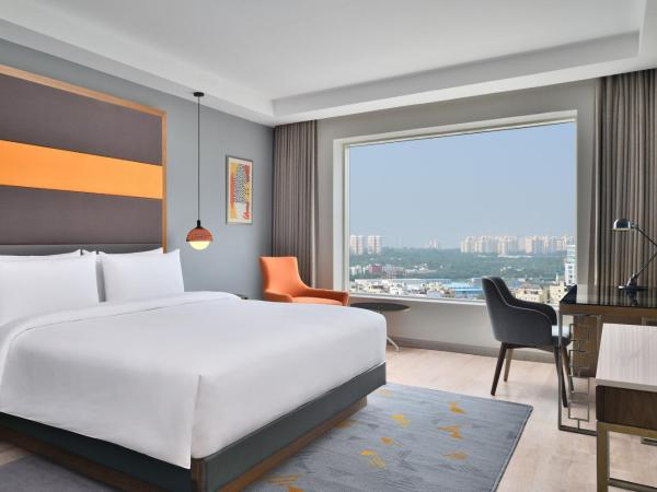 Le Meridien Hyderabad : photo 3 de la chambre club room king bed with 15% discount on food and soft beverage and spa and free club lounge access 