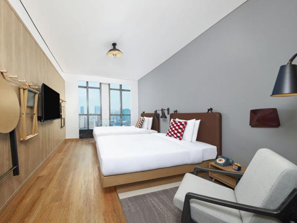 Moxy Shanghai Xuhui : photo 1 de la chambre chambre double standard avec 2 lits doubles - vue sur ville