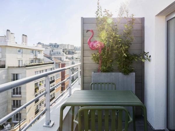 Moxy Paris Bastille : photo 7 de la chambre hébergement moxy sleeper avec balcon ou terrasse