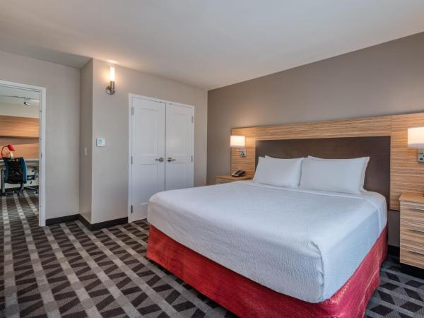 TownePlace Suites by Marriott Indianapolis Airport : photo 3 de la chambre suite 1 chambre lit king-size avec canapé-lit