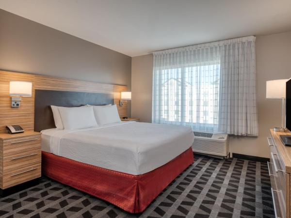 TownePlace Suites by Marriott Indianapolis Airport : photo 2 de la chambre suite 1 chambre lit king-size avec canapé-lit