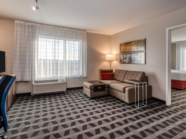 TownePlace Suites by Marriott Indianapolis Airport : photo 1 de la chambre suite 1 chambre lit king-size avec canapé-lit