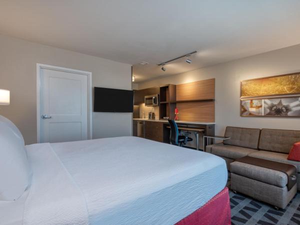TownePlace Suites by Marriott Indianapolis Airport : photo 1 de la chambre studio lit king-size avec canapé-lit