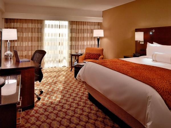 Marriott Louisville East : photo 4 de la chambre hébergement lit king-size avec canapé-lit