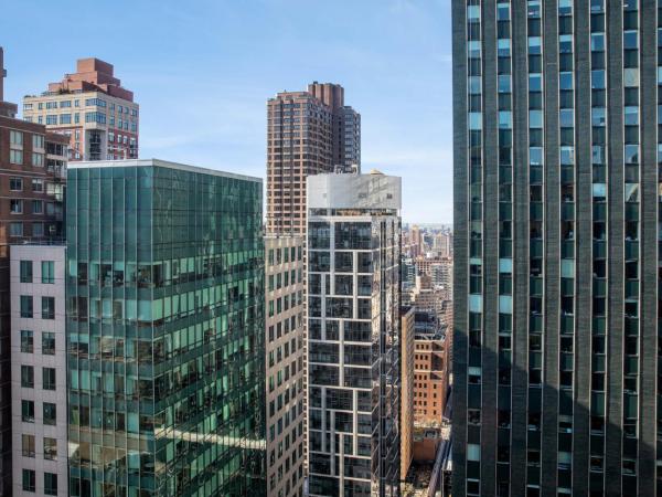 The Westin New York Grand Central : photo 4 de la chambre chambre lit king-size de luxe avec canapé-lit