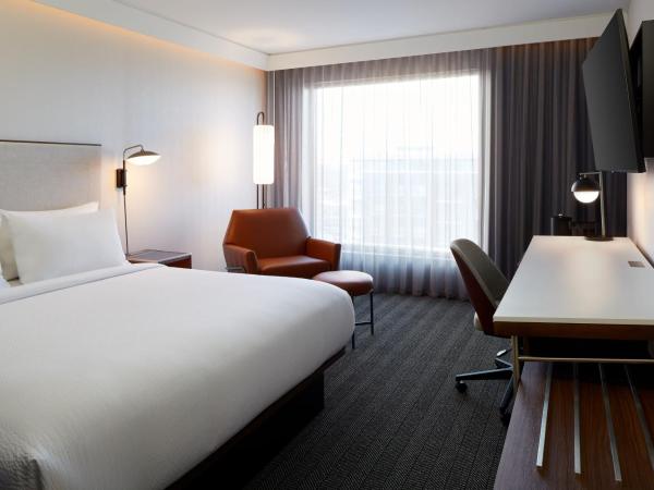 Courtyard by Marriott Montreal Midtown : photo 2 de la chambre chambre lit king-size