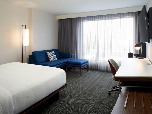 Courtyard by Marriott Montreal Midtown : photo 5 de la chambre chambre lit king-size avec canapé-lit