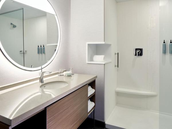 Courtyard by Marriott Montreal Midtown : photo 4 de la chambre chambre lit king-size