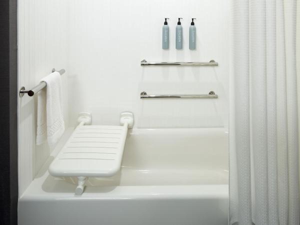 Courtyard by Marriott Montreal Midtown : photo 6 de la chambre chambre lit king-size