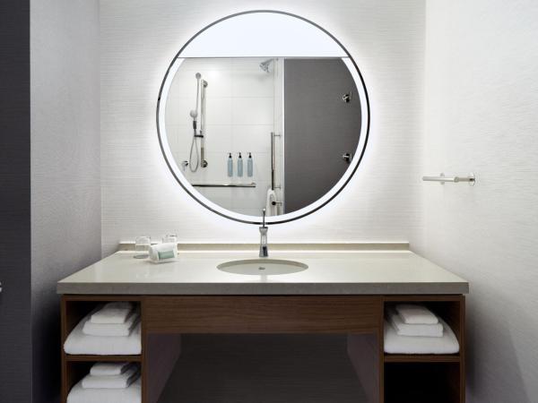 Courtyard by Marriott Montreal Midtown : photo 7 de la chambre chambre lit king-size