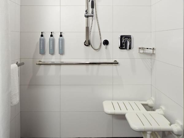 Courtyard by Marriott Montreal Midtown : photo 8 de la chambre chambre lit king-size