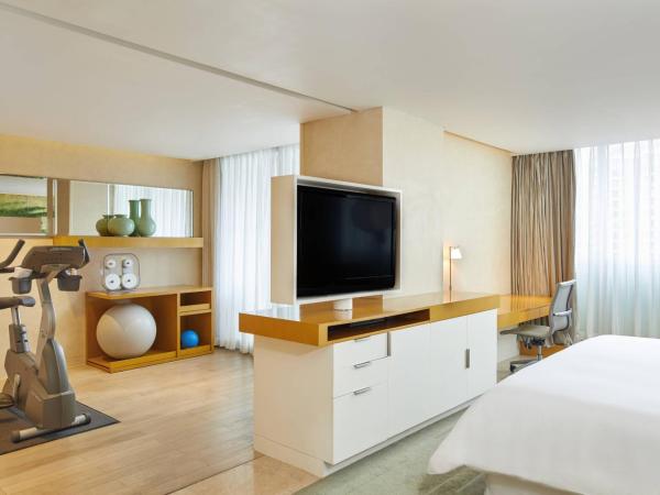 The Westin Shenzhen Nanshan : photo 1 de la chambre suite westin workout avec lit king-size - accès au salon exécutif