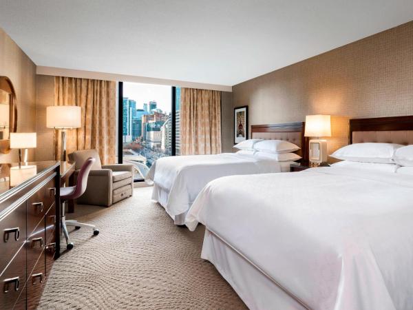 Sheraton Centre Toronto Hotel : photo 2 de la chambre chambre 2 lits queen-size premium - vue sur nathan phillips square