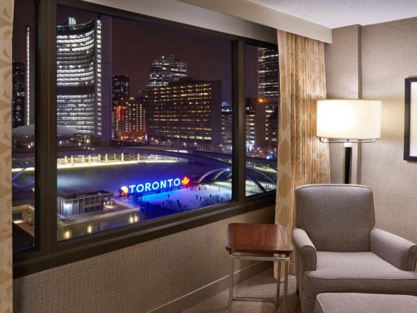 Sheraton Centre Toronto Hotel : photo 3 de la chambre chambre 2 lits queen-size premium - vue sur nathan phillips square
