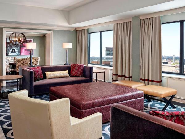 Sheraton Centre Toronto Hotel : photo 2 de la chambre suite lit king-size royale avec accès au salon club