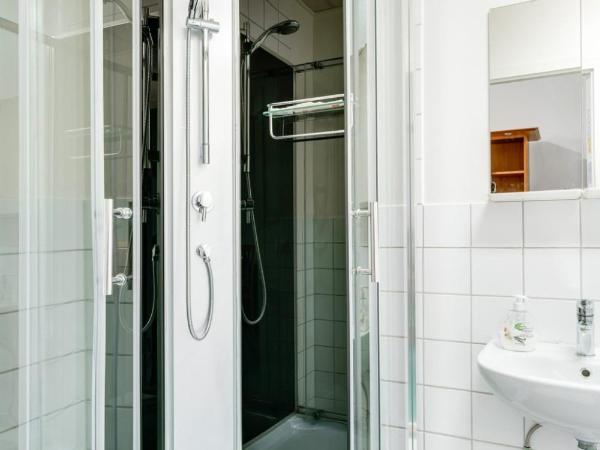 Hotell Hof : photo 1 de la chambre chambre familiale avec salle de bains privative