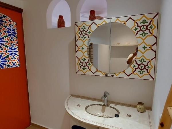 CASA ZOUINA : photo 9 de la chambre chambre double avec salle de bains privative
