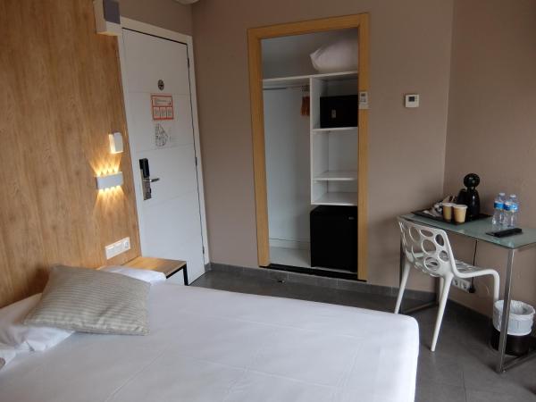 Hotel Medicis : photo 1 de la chambre chambre double ou lits jumeaux standard avec balcon