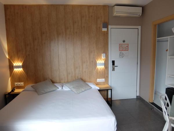 Hotel Medicis : photo 2 de la chambre chambre double ou lits jumeaux standard avec balcon