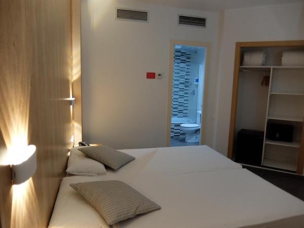Hotel Medicis : photo 4 de la chambre chambre double ou lits jumeaux Économique
