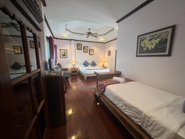 Pha Thai House : photo 2 de la chambre hébergement familial avec balcon