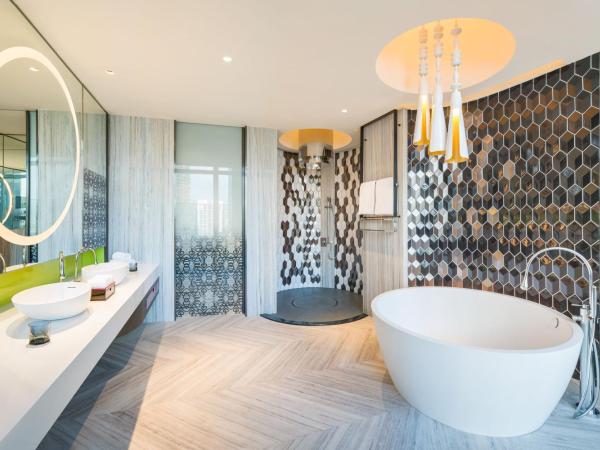 W Kuala Lumpur : photo 10 de la chambre ewow, suite, king bed, klcc view, private outdoor pool, terrace