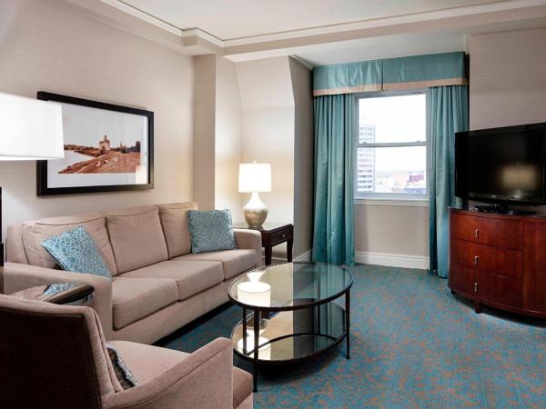 Delta Hotels by Marriott Bessborough : photo 6 de la chambre 1 bedroom suite, 1 queen, sofa bed, city view