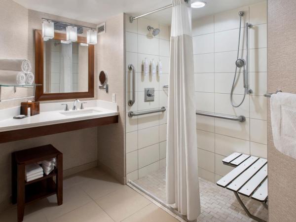 Philadelphia Airport Marriott : photo 5 de la chambre chambre lit king-size avec douche accessible en fauteuil roulant - adaptée aux personnes à mobilité réduite
