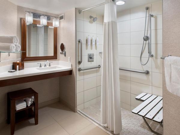 Philadelphia Airport Marriott : photo 5 de la chambre chambre double avec 2 lits doubles et baignoire adaptée - accessible aux personnes à mobilité réduite