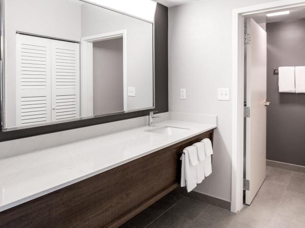 Courtyard by Marriott Charlotte Ballantyne : photo 8 de la chambre suite 1 chambre lit king-size avec canapés-lits