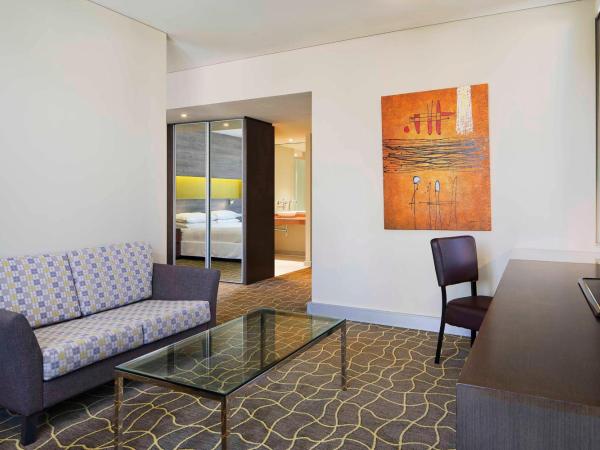Four Points by Sheraton Perth : photo 3 de la chambre suite de luxe avec lit king-size - vue sur ville