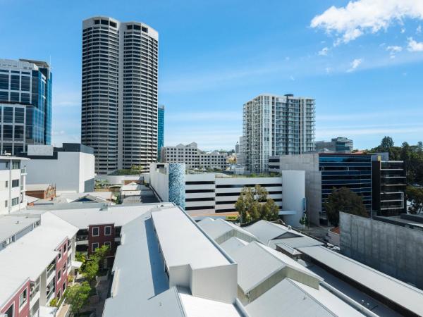 Four Points by Sheraton Perth : photo 4 de la chambre suite de luxe avec lit king-size - vue sur ville