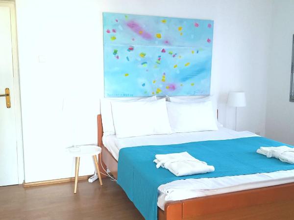 Rooms Kata : photo 5 de la chambre chambre double avec terrasse et salle de bains séparée