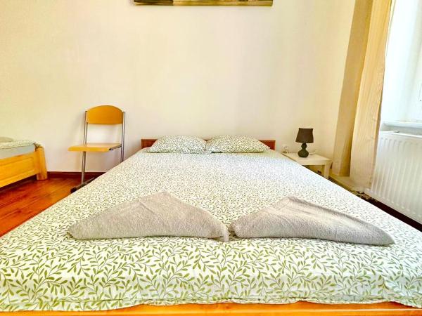 Atlas' House : photo 9 de la chambre chambre double avec lit d'appoint