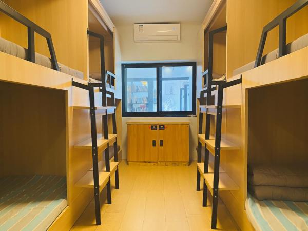 Dayin International Youth Hostel - Shanghai Oriental Pearl Lujiazui Branch : photo 9 de la chambre lit dans dortoir pour hommes de 8 lits