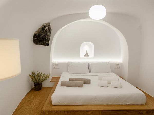 Oia Mare Villas : photo 7 de la chambre suite avec bain à remous - vue sur volcan - À 400 mètres du bâtiment principal 