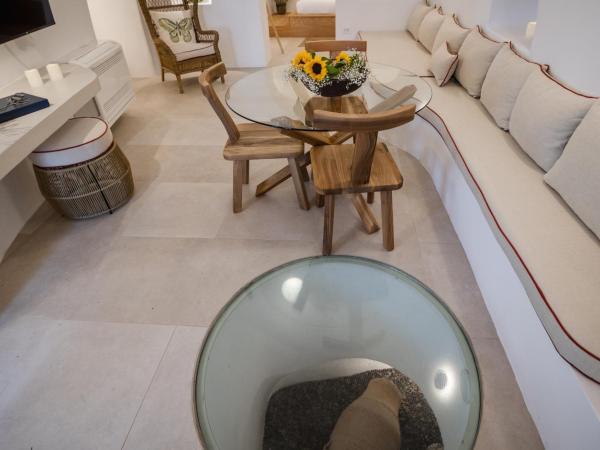 Oia Mare Villas : photo 6 de la chambre suite avec bain à remous - vue sur volcan - À 400 mètres du bâtiment principal 