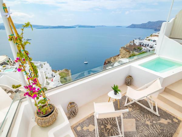 Oia Mare Villas : photo 1 de la chambre suite avec bain à remous - vue sur volcan - À 400 mètres du bâtiment principal 